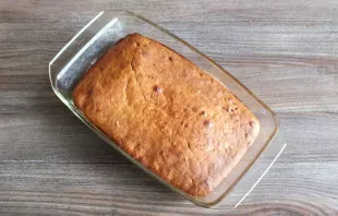 Check the readiness of the cake with a wooden skewer, it must be dry.