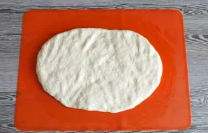 Knead the dough a little with greasy hands and spread it, after spreading it, roll it into a roll.