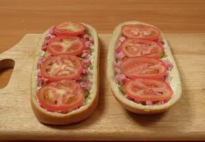 Cut the tomatoes into slices. We put them on the future pizza.