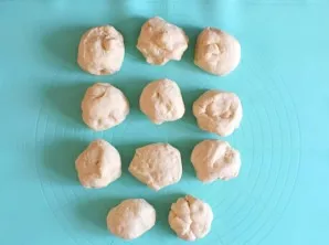 Divide the dough into 11-12 equal round parts.