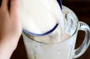 Pour sugar and a pinch of salt into a blender.