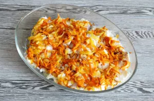 Place the fried onions and carrots on the cod.