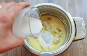 Mix the flour into 50 milliliters of milk until smooth. Pour it into the pot with the chicken legs and milk while stirring. Cook for 3-5 ...