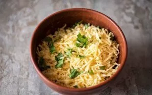 In a bowl, mix the grated cheese with finely chopped parsley and mix.