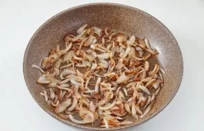 For the filling, cut the onion into rings or half rings and fry until fully cooked. At the end, add salt to taste and soy sauce.