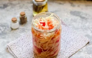 Lay out the salad in sterile jars.