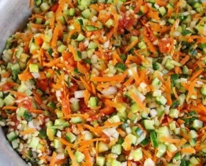 After that, add cucumbers, onions, carrots, barley. Mix everything thoroughly. Simmer for 20 minutes.