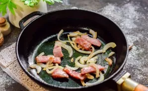 Fry the onion and meat in vegetable oil until golden brown - 2-3 minutes.