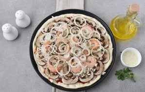 Place sliced ??mushrooms and peeled shrimp on top of the cheese. Sprinkle with onions, a little salt and pepper to taste. Sprinkle the re...