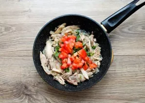 Cut the tomato into small cubes and add to the pan with the chicken and vegetables.