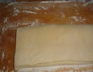 A strip of the resulting filled dough slightly tilt.