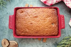 Bake the cake in a hot oven for 40-45 minutes until browned. After a while, remove the cake from the oven and cool.