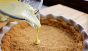 Pour over a slightly cooled cake and put in the oven again for another 15 minutes. Then cool the cake for about 1 hour