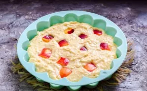 Put the dough in a silicone mold. Cut the nectarines into cubes and drown in batter.
