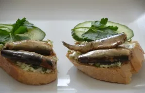 The first option: baguette, cheese mixture, sprats, cucumber, greens.