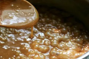 In a separate pan, melt a little butter with brown sugar. Boil the caramel a little.