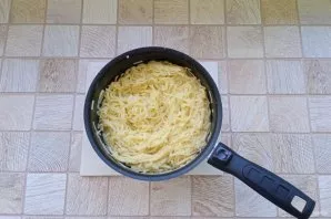 Boil the pasta in salted water according to the instructions on the package. Drain the water.