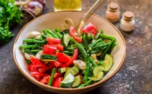Mix all the ingredients in a salad bowl. Add oil, salt, pepper, dry garlic to taste. Stir and serve.