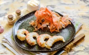 Boil the shrimp for 3 minutes in salted water. Clean them.