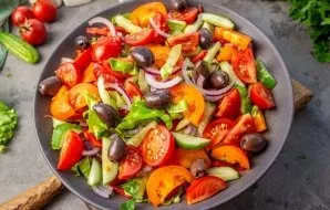 Add olives to vegetables. They can be added whole or cut into thin slices.