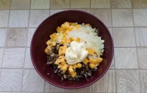 Peel the onion, chop it finely and pour boiling water for 3-5 minutes. Drain the water and put the onion in a bowl. Season the salad with...