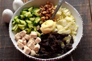 Put all the prepared ingredients in a deep bowl. Add mayonnaise, salt and ground pepper to taste.
