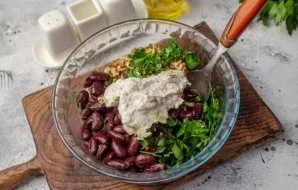 Put all the prepared ingredients in a salad bowl, add the beans and season with sour cream sauce.