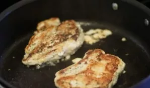 Heat the oil in a pan and fry the chicken breasts on both sides until golden in it.
