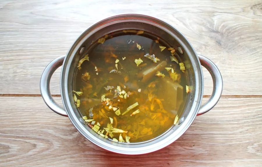 Wrap the pot and leave for 15 minutes. Then strain the tea, cool and serve.