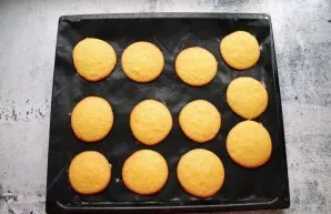 Place the baking sheet in the oven and bake at a temperature of 180 degrees for 12-15 minutes. Remove the cookies and cool completely.