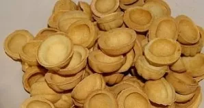 We wipe off the excess dough from the baked shells.