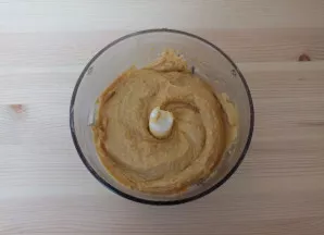 The resulting mass should be homogeneous, without any pieces of fish or carrots.