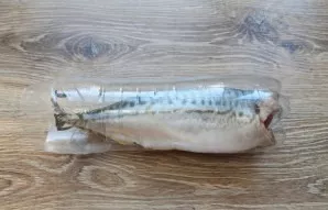 Cut off the top of the plastic bottle and put the mackerel in it.