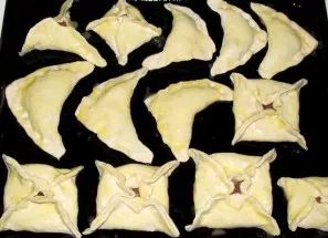 Place on a greased baking sheet with vegetable oil.