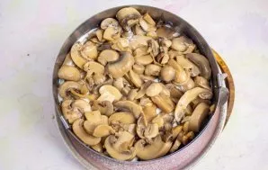 Then add canned mushrooms, which can be replaced with pickled or baked.
