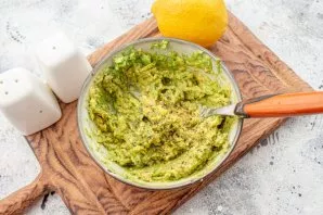 Put the pulp in a bowl and crush with a fork, add lemon juice, salt and black pepper, mix.