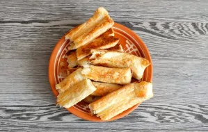 Cut the cooked leftovers.