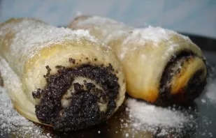 Cool the roll well and sprinkle with sifted icing sugar. You can immediately cut into portions or serve whole.