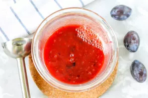 Pour the contents of the container into a bowl with high edges and rub with a blender for about 2-3 minutes.