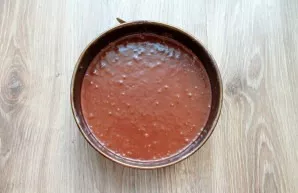 Cover the bottom of the baking dish with baking paper and grease the sides with vegetable oil. Pour the dough into the mold.