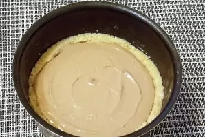 Transfer the curd mass to the prepared base.