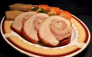 Leave the baked roll in foil until it cools completely, wrapping the top again. Then carefully remove the threads and cut the roll into t...