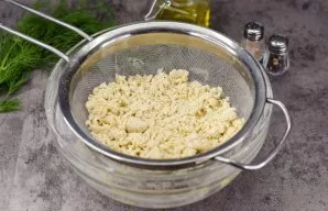 Now put everything in a sieve and shake it several times to remove excess flour.