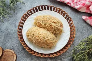 Mix breadcrumbs with grated cheese and roll the cutlets in the mixture, carefully pressing on the chicken.