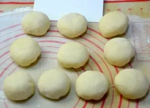 Divide the dough into 10 parts weighing about 50 grams, roll each part into a ball.