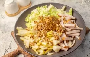 Pour the prepared sauce into a salad bowl, stir the salad.