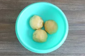 Divide the dough into three equal parts and put in the freezer for 30 minutes.