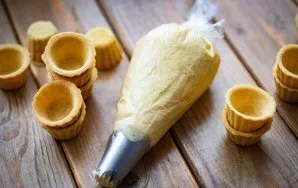 Then fill the pastry bag with your favorite nozzle with cooled frangipane.