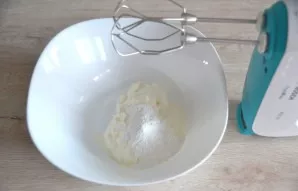 To prepare the cream, beat the chilled cream with 1 tablespoon of powdered sugar and vanilla sugar. Beat until a dense mass.