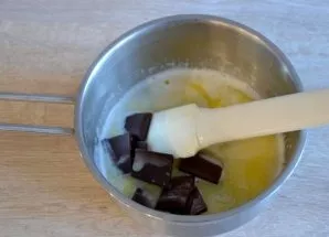 Add 100 grams of chocolate to the melted milk-butter mixture, mix until smooth.